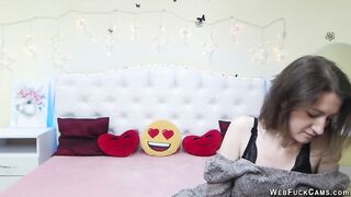 Amateur brunette babe posing in bra on webcam show