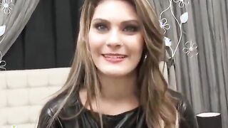 Loira gostosa no gangbang