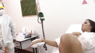 Morena gostosa do rabão fudendo com o negão dotado