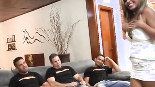 Loira gostosa do rabão no gangbang