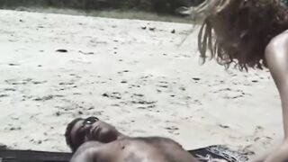 Loirinha rabuda linda e gostosa fudendo na praia