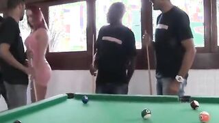 Ruiva rabuda gostosa do rabão fudendo no gangbang