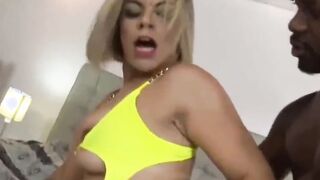 Loira rabuda gostosa do rabão fudendo com o negão dotado