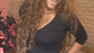 Mulata gostosa do rabão fudendo com dois