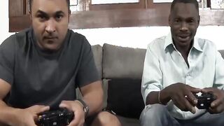 Loirinha gostosa do rabão fudendo com dois dotados