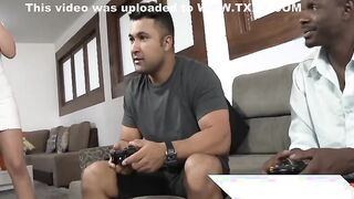Loirinha gostosa do rabão fudendo com dois dotados