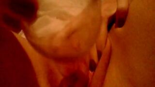 bimbos insering a bottle inside her cunt