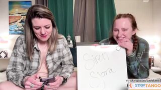 Lesbi in bed on striptango chat
