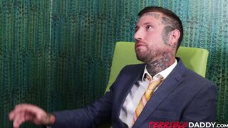 Furious stud pulls his boss and throatfucks to release anger