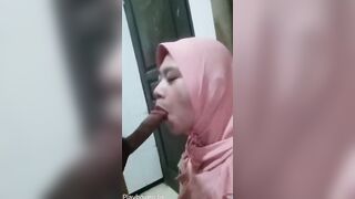 BJ Pembantu Jilbab Sampai Keluar Dimulut