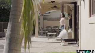 Jackson knocks on Jennifers front door