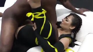 Japonesa morena rabuda linda e gostosa do rabão fudendo com o negão dotado