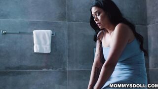 Stepmoms tempting peek to her stepdaughter