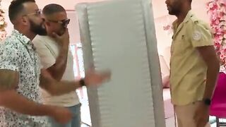 Loirinha gostosa do rabão fudendo com 3 dotados