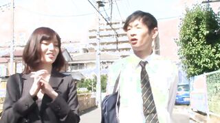 The first sex for the two lovers started on the bus, touching the genitals