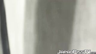 Sensual Japanese babe peeing in front of random strangers