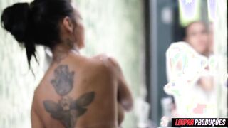 Morena tatuada gostosa do rabão fudendo com o negão dotado