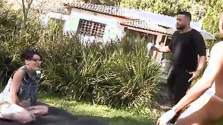 Morena gostosa do rabão fudendo com os dotados