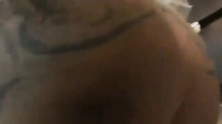 Morena gostosa do rabão fudendo com dois dotados