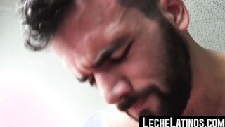 After a blowjob a bearded beginner enjoys raw drilling