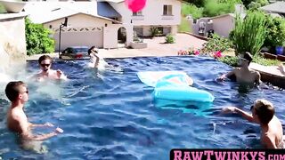 Twinks gets jizz sprayed in his ass after barebacking