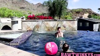Twinks gets jizz sprayed in his ass after barebacking