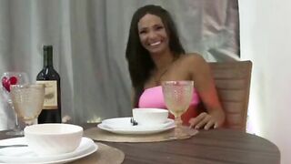 Morena gostosa do rabão fudendo com os dotados