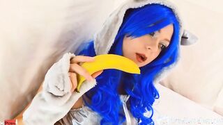 Cosplayer penetrates her unshaved vagina with a banana