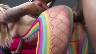Loirinha gostosa do rabão fudendo com o negão dotado