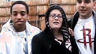 Short haired cihick gets her pussy fucked while sucking BBC