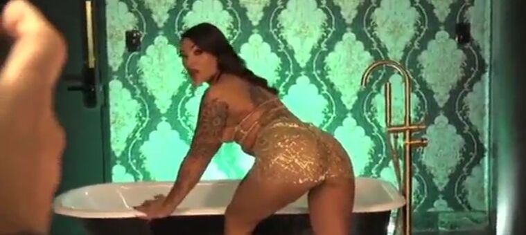 Morena gostosa do rabão fudendo com o dotado