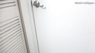 Creeping on Beauty skank into the shower to boned. Soak
