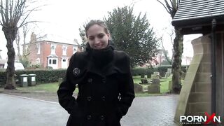 Amateur 19 yo pee her leggings