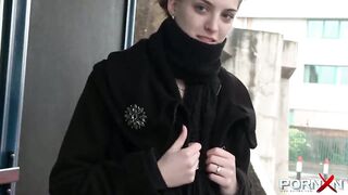 Amateur 19 yo pee her leggings