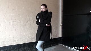 Amateur 19 yo pee her leggings