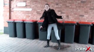 Amateur 19 yo pee her leggings