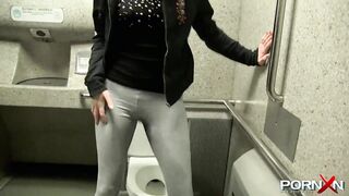 Amateur 19 yo pee her leggings