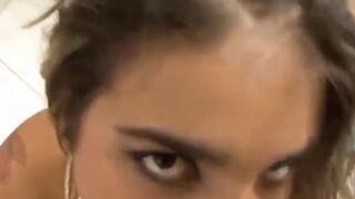 Loirinha gostosa do rabão no gangbang