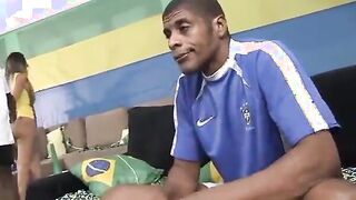 Loirinha gostosa do rabão fudendo com dois negão dotado