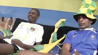 Loirinha gostosa do rabão fudendo com dois negão dotado
