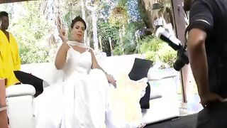 Mulata gostosa do rabão fudendo com dois