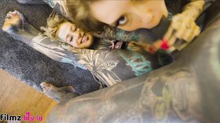 Alt punk girls Anuskatzz and Eden share a tattooed cock