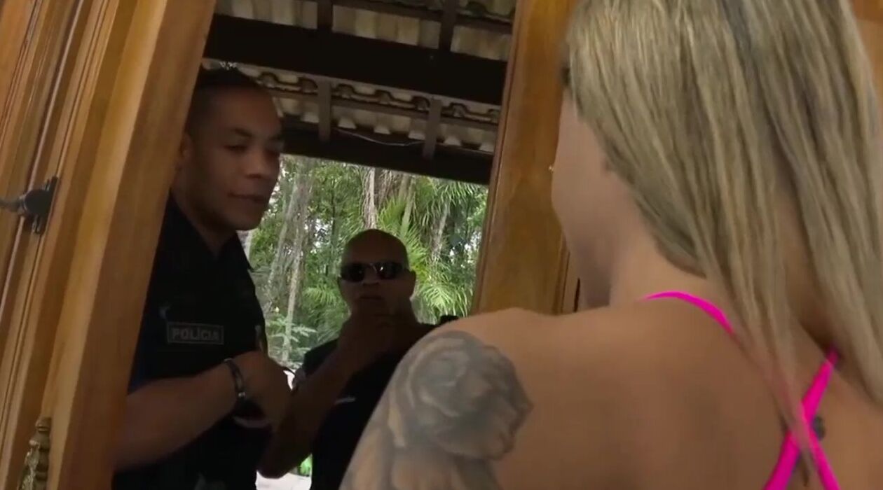 Loirinha dançarina de funk tequileira gostosa do rabão fudendo com dois negão dotados