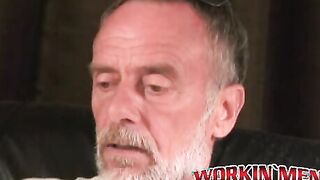 Hairy amateur jizzes all over his belly after masturbating