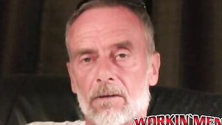 Hairy amateur jizzes all over his belly after masturbating