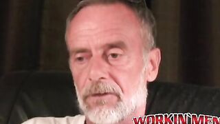 Hairy amateur jizzes all over his belly after masturbating
