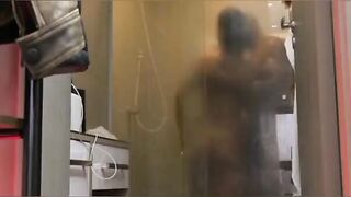 Morena gostosa do rabão fudendo com os dotados