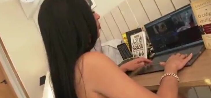 Morena gostosa do rabão fudendo com o negão dotado