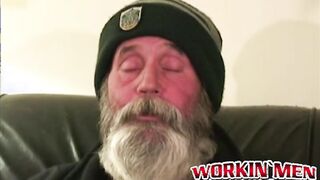 Hobo amateur grandpa jerking himself off with his huge beard