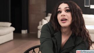 Milf cheats with shemale daughter in law